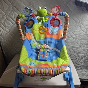 Fisher-Price Baby bouncer calming vibrations & removable mobile with music toys